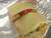 厚揚げを食べやすい大きさに切ってアルミホイルの中央に並べます。たらこは薄皮を取り除き、厚揚げの上に塗ります。上にとろけるチーズをのせます。<br />