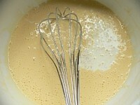 クリームチーズを泡だて器で混ぜて柔らかくし、砂糖を入れて混ぜ、溶いた卵を3回に分けて加えて、そのつどよく混ぜる。次にヨーグルトと生クリームを加えて混ぜる。<br />