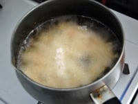 180度の油でごぼうは5分ほど、にんじんは2分半ほどかけて、カラリと揚げます。<br />
<br />
揚がったものからバットに上げて、油をきったら盛り付けてできあがりです。お好みでかぼすやレモン汁をかけていただきます。<br />