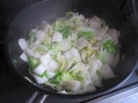 白菜はざく切りにする。フライパンに太白ごま油をいれて熱し、白菜を入れてとろりと柔らかくなるまで中火で炒める。