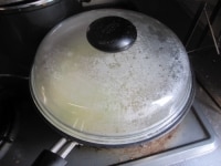 ふたをして10～20分煮込む。醤油を入れ、味見をして味が薄いようなら、塩か醤油を足す。仕上げにごま油を回しかけて完成。