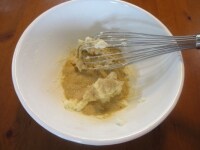 ボウルに常温に戻したバターときび砂糖を入れよく混ぜる。<br />