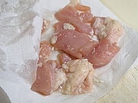 鶏むね肉はひとくちサイズに切り分けます。ビニール袋に鶏肉と塩麹を入れてよく揉んで冷蔵庫で1晩おきます。袋から出して水分をふき取ります。<br />