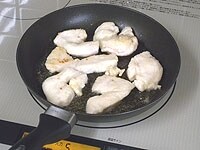 鶏肉の表面に片栗粉をまぶし、余分な粉は振り落とします。フライパンにサラダ油大さじ2を加え中火にかけます。肉の半分くらい白くなったら裏に返し中までよく火を通します。<br />