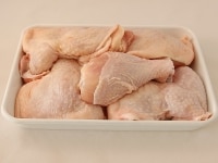 鶏肉は骨付きのものは関節の所で半分に切っておくと鍋にも入れやすく、食べやすいと思います。骨付きでない方は厚みを均一にしておく。1％の塩をふって半日ほどおいて塩をなじませる。