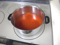 鍋にトマトジュース、水、醤油を入れ火にかける