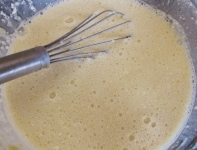 卵と小麦粉、豆乳をボウルに合わせてよく混ぜます。ダマができるときはザルで漉す。