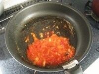 たらを調理したフライパンに（フライパンの表面は拭いたり洗ったりする必要はありません）りんごソースの材料をすべて合わせ、1分ほど加熱します。<br />