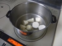 里芋は一度茹でこぼして、ぬめりをとります。他に塩もみやキッチンペーパーでふき取ったりしても、ぬめりは取れます。<br />
<br />
<br />