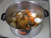 にんじんは小さめの乱切りにします。鍋に里芋、にんじん、さば缶（缶汁ごと）を入れます。そして水を200ml加え、蓋をして野菜が柔らかくなるまで中火弱で煮ます。