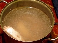 豚スペアリブを水から茹でます。沸騰したら火を止めて、茹で汁は捨て、流水で洗います。茹で汁は左の写真ぐらい濁ります。 