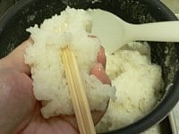 塩味を感じる程度の塩水を用意する。これを手につけて割り箸にご飯をからめる。