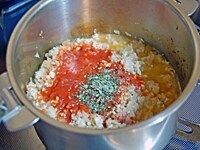 フライパンにオリーブオイル、にんにくを入れて火にかける。香りが出たら、玉ねぎを入れて炒める。しんなりしたら、1を加えて軽く炒め、	トマト水煮、乾燥のタイム、塩、ブラックペッパーを入れる。