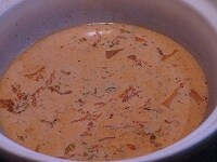 キムチを汁ごと土鍋に移し、さらに豆乳を加えて火にかける。
天塩を使ったキムチにはニガリ成分があるので、火を入れると豆乳がおぼろ豆腐のように固まる。これもおいしい。 