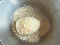 次に焼きパン粉のボウルに入れて、まんべんなくパン粉をまぶす。