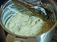 鍋にバターを溶かし、弱火で小麦粉を炒める。ひと肌くらいに温めた牛乳を少しずつ加え、なめらかになるまでかき混ぜる。塩、ホワイトペッパーで味を調える。2を加え、しっかりと混ぜ合わせる。
