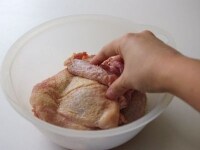 2等分した鶏もも肉をボウルに入れて塩、白こしょうを振り、少量のレモン汁（分量外）をもみ込む。<br />