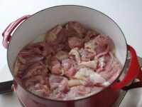 厚手の鍋か深めのフライパンで皮目を下にして鶏もも肉を焼く。