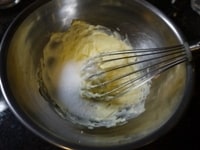 バターと卵を室温に戻しておきます。バターをクリーム状に白っぽくなるまで泡立て器で撹拌します。グラニュー糖を加え、ざらざらがなくなり、クリーム状になるまでよく混ぜます。