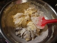 ホットケーキミックスとカカオパウダーを合わせてふるいます。2回に分けて粉類を加え、そのつど、ゴムべらで全体を大きく底から返すようにさっくりと混ぜます。