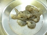 エビの殻をむいて、背ワタを取り除く。片栗粉と塩を各少々（分量外）でもんで、流水で洗って水気をふき取る。