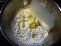 パイ生地を作る。粉類にバターを加える