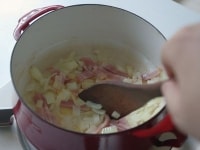 鍋にバターを溶かし、たまねぎ、ベーコンの順に焦がさないよう炒める。