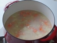 鶏スープを加えてふたをし、野菜が柔らかくなるまで煮る。