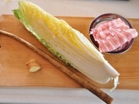 スープの具となる材料は、白菜、豚バラ肉、ごぼう、生姜の4種類。また、かつおだしに合わせる調味料は、シンプルに薄口しょうゆとみりんのみです。<br />
<br />
※だしの取り方は「<a href="http://allabout.co.jp/gm/gc/388276/">シンプル和食：おいしいだしの取り方</a>」のページも参考にしてみてください。<br />
<br />