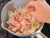 鍋底に白菜の芯の部分をしきつめ、豚バラ肉、ささがきごぼうを順に上にのせます。もう一段ほど、白菜、豚バラ肉、ささがきごぼうを順に入れ、残った白菜と千切りの生姜を最後に上に広げ入れます。
