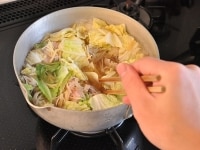 鍋の中が沸騰したら、一度箸で全体を混ぜ合わせ、弱火にして5～10分ほどコトコト炊いて完成です。