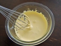 ボウルにきび砂糖の半量と卵黄を入れ、60度の湯せんにかけながら、泡立て器でもったりするまで泡立てます。