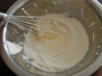 別のボウルに残りのきび砂糖と卵白を入れ、60度の湯せんにかけながら、泡立て器で泡立てて、しっかりとしたメレンゲを作ります。<br />
<br />
<b>【4】</b>の卵黄をすこしずつ加えて、ゴムベラで混ぜ合わせます。<br />