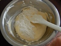 ふるった小麦粉を数回に分けて加え、そのつどゴムベラで切るようにして混ぜ合わせます。