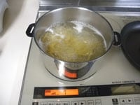 鍋にたっぷりの湯を沸かし、塩大さじ1を加えパスタを表示時間通りに茹でます。