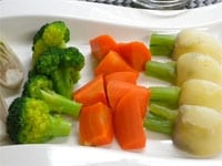 野菜はひとくちサイズに切り分けて、フライパンに並べ、軽く塩を振ります。水を50ml加え、蓋をして中火で3分ほど野菜を蒸しあげます。