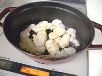 鍋にオリーブオイル大さじ1を入れ中火にかけます。鶏肉を加え両面をさっと焼き、一度取り出します。