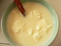 牛乳を電子レンジで人肌程度に温め、バターを入れて混ぜ、卵黄を入れて混ぜる。<br />
