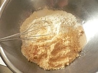 ボウルに強力粉、イースト、砂糖、塩を入れて泡だて器でグルグル混ぜる。<br />