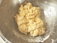 粉を箸で混ぜながら、（2）を注ぎ入れ、均一に混ざったらラップをかけて5分待つ。<br />