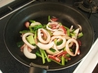 小松菜の根元部分、たまねぎを加えさらに2分ほど炒めます。