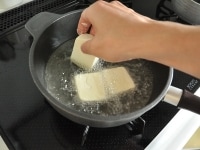 豆腐を揚げる