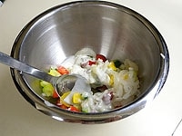 1の野菜の水気をしっかりと絞り、わさびヨーグルトソースと混ぜ合わせます。