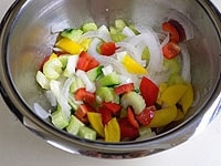 野菜類は1.5ｃｍほどの大きさに切ります。軽く塩を振り10分ほど置きます。