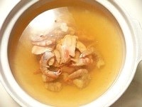 土鍋で出汁を作って調味し、ササミとエビを入れる