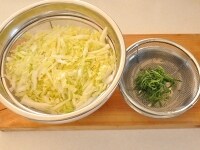 大葉は千切りにしておき、白菜と同じく一度さっと水にさらします。ポン酢をかける前に白菜、大葉ともに、しっかりと水気を切ることが大切です。