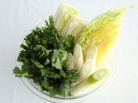 白菜、ねぎ、春菊などお好みの野菜を一口サイズに切っておきます。