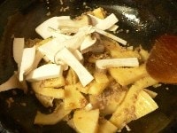 次に竹の子を加えて炒め、油が回ったら、エリンギを加えて軽く炒めあわせる。