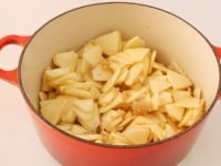 りんごは皮をむいて2ｍｍ厚さのいちょう切りにする。砂糖・レモン汁・ジンジャーシロップでできた生姜の搾ったもの30ｇを加えて混ぜ合わせ、5分おく。<br />