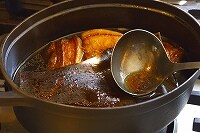 沸騰したらアクと脂をていねいに取りながら、ごく弱い火加減で90分間ほど煮込む（時間に余裕があれば、120分ほど煮込む）。